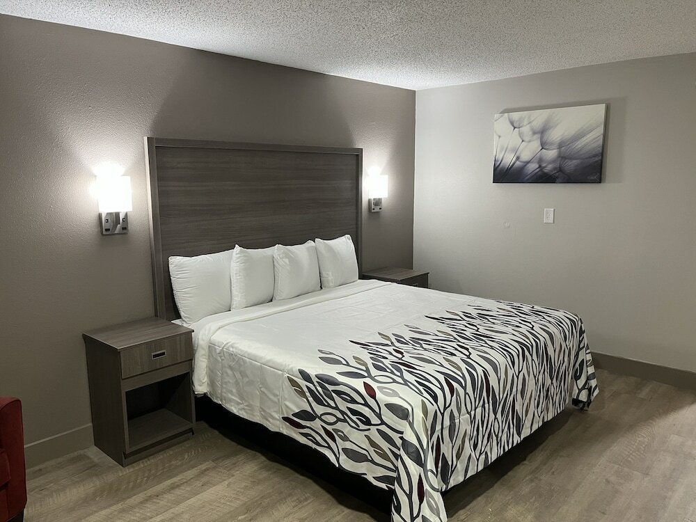 Фото Red Roof Inn & Suites Newport News