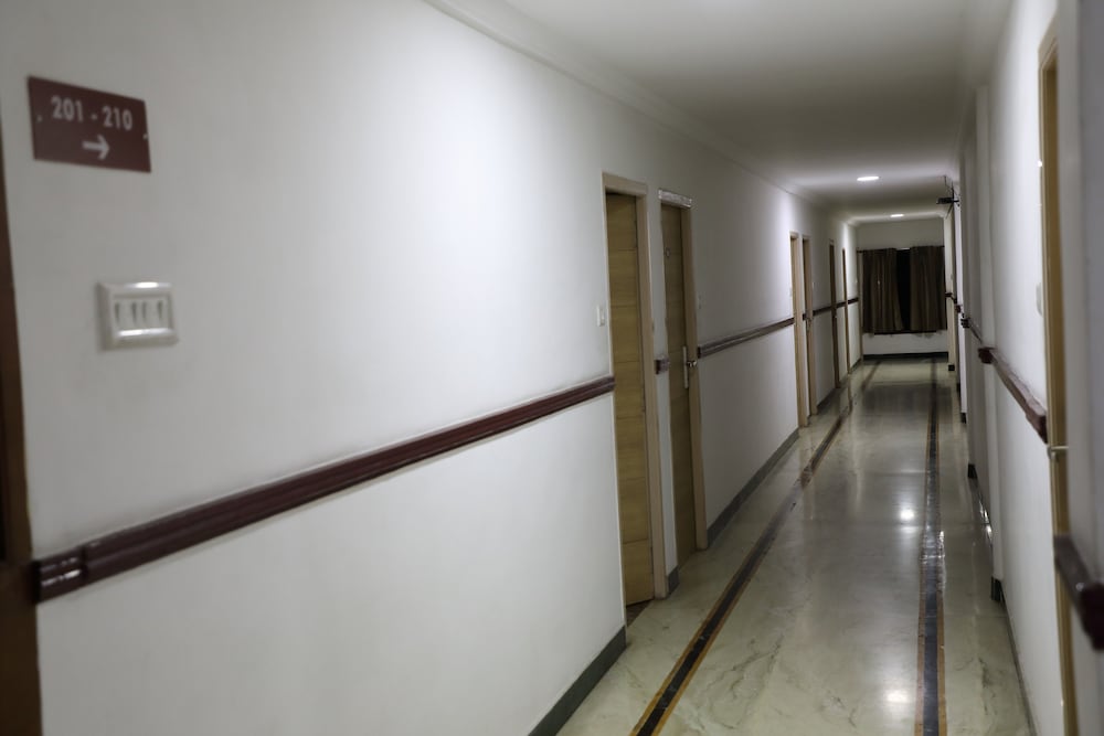 Фото Maple Tree Hotels