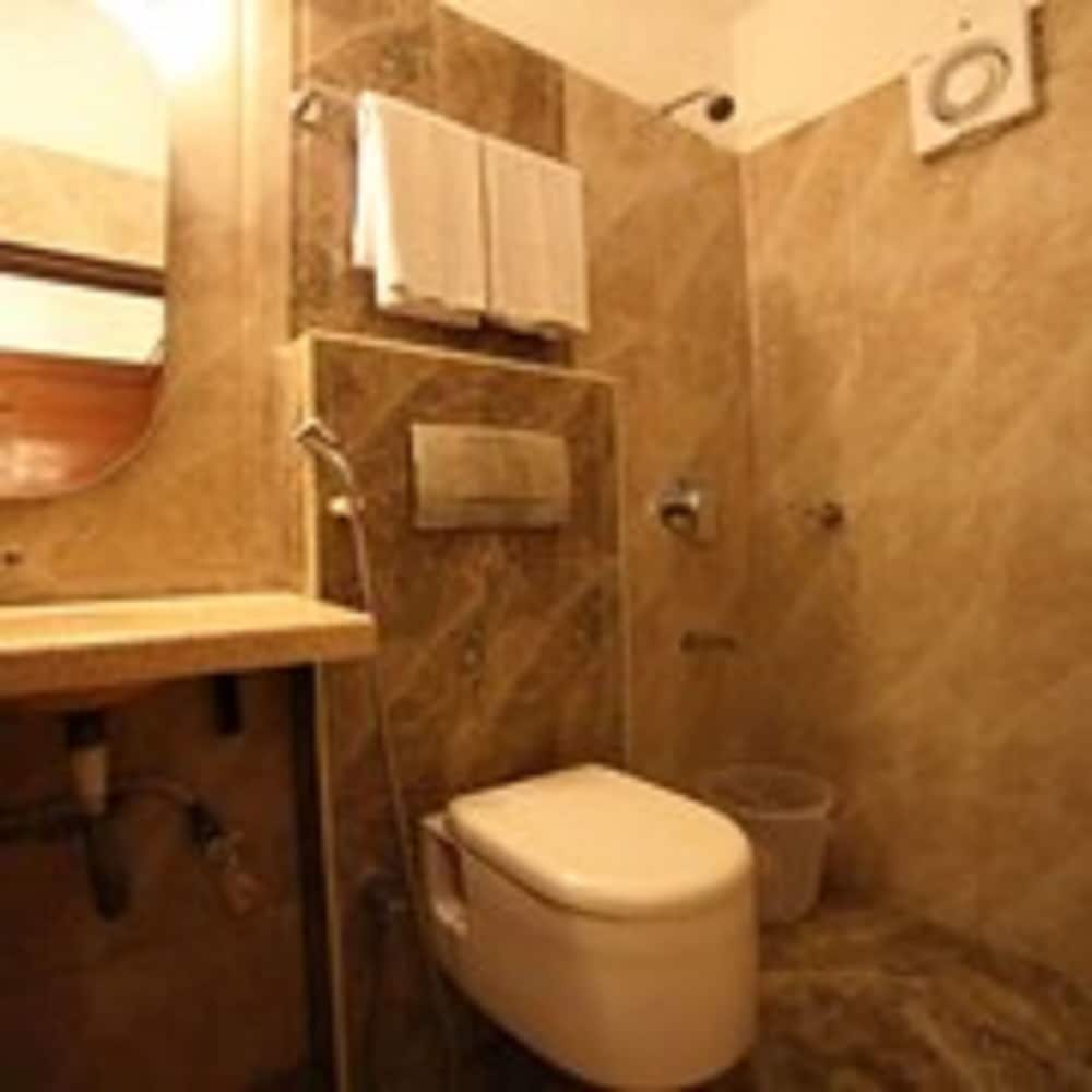 Фото Maple Tree Hotels