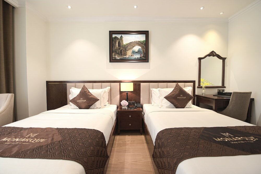 Фото Monarque Hotel