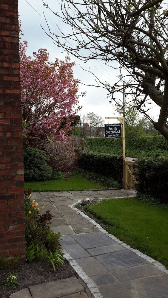 Фото The School House