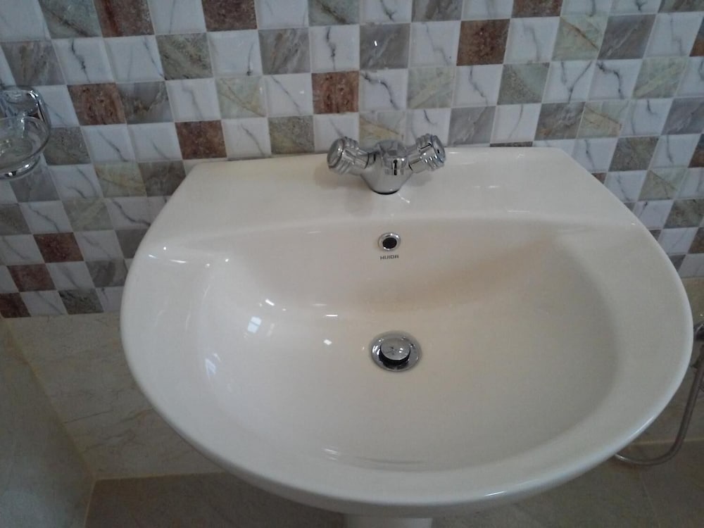 Фото Lizzie Villa Guest House