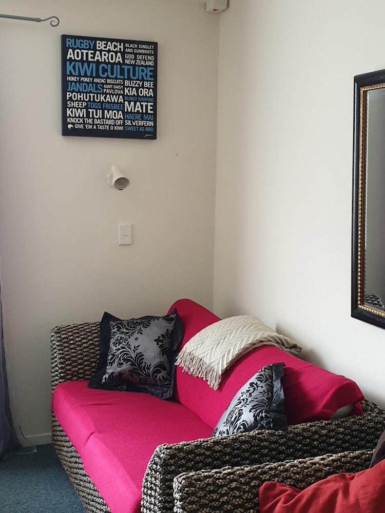 Фото Piwaka Lodge and Backpackers