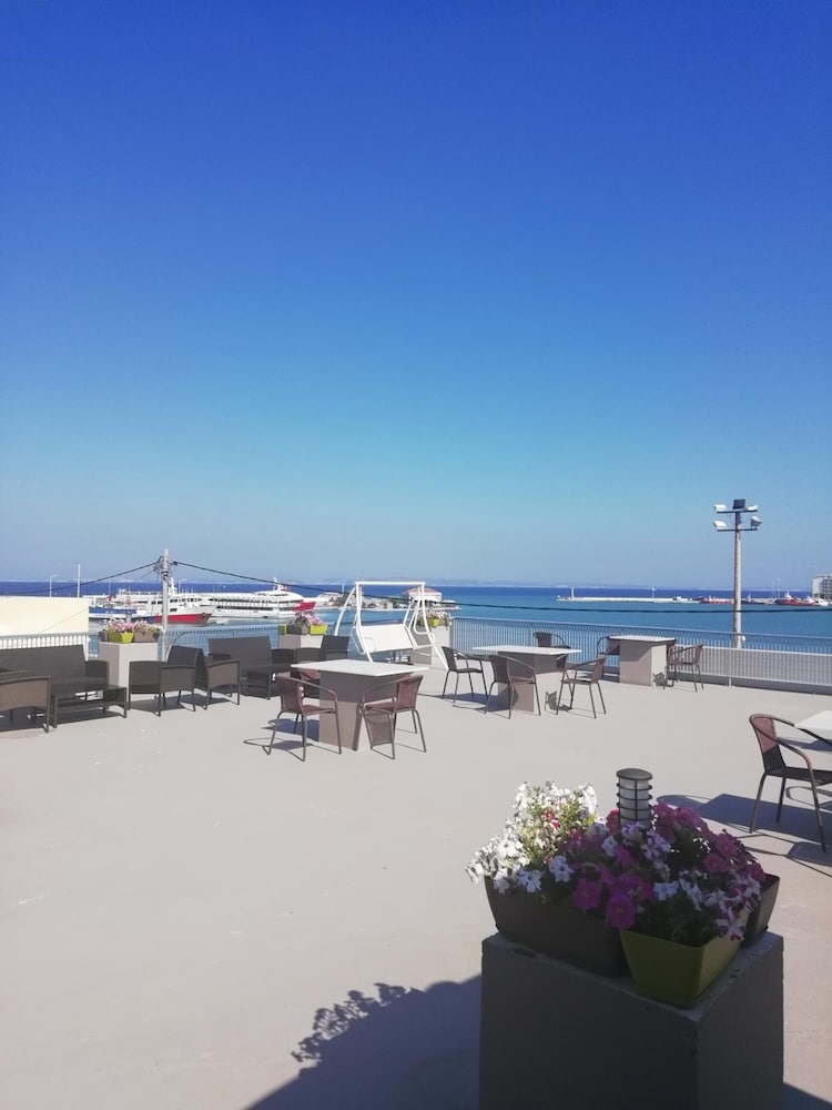 Фото Mastic Point Studios