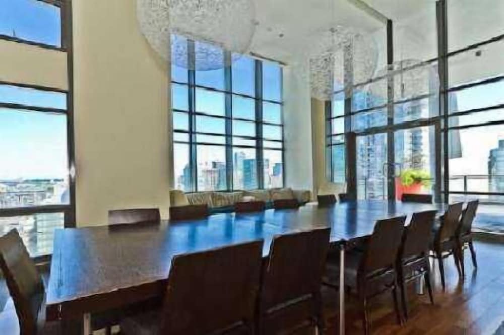 Фото Life Suites Rogers Centre