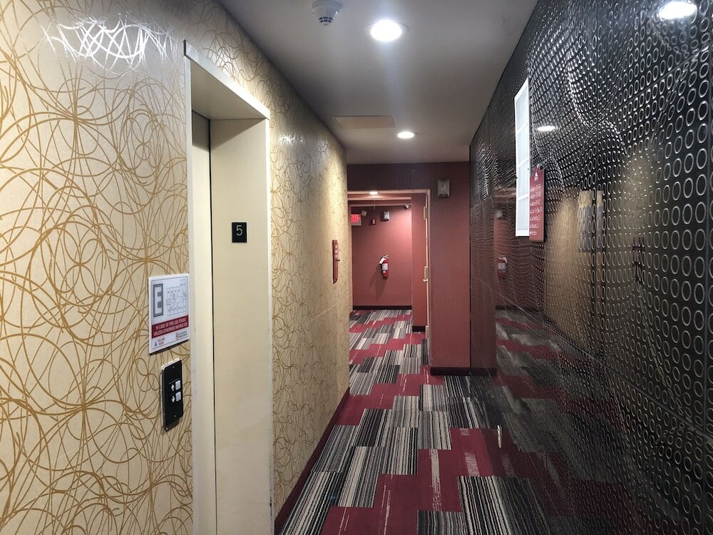 Фото Days Inn by Wyndham Brooklyn