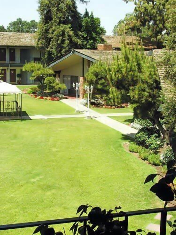 Фото Lamp Liter Inn