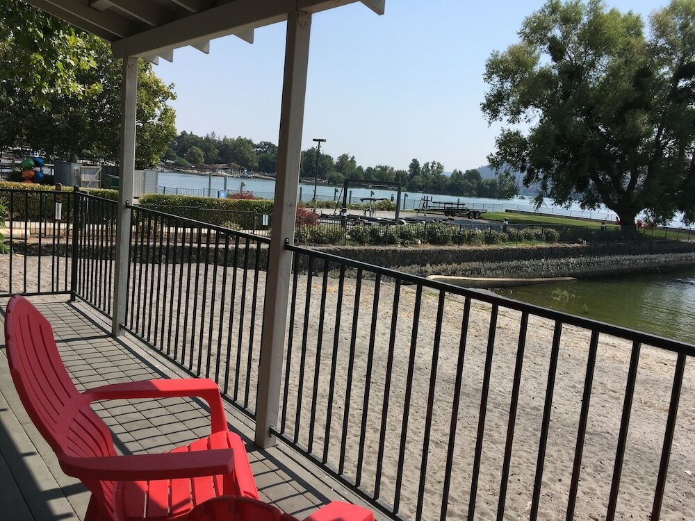 Фото Clear Lake Cottages & Marina