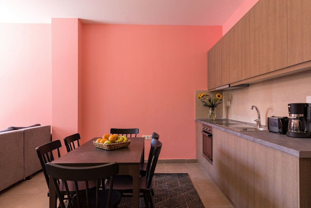 Фото Local Hostel & Suites