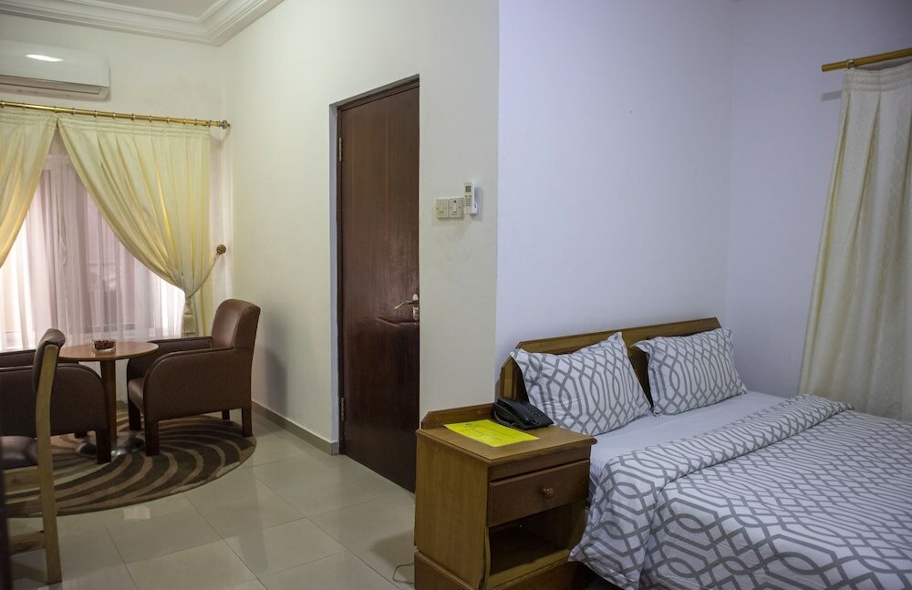 Фото His Majesty's Hotel and Apartments