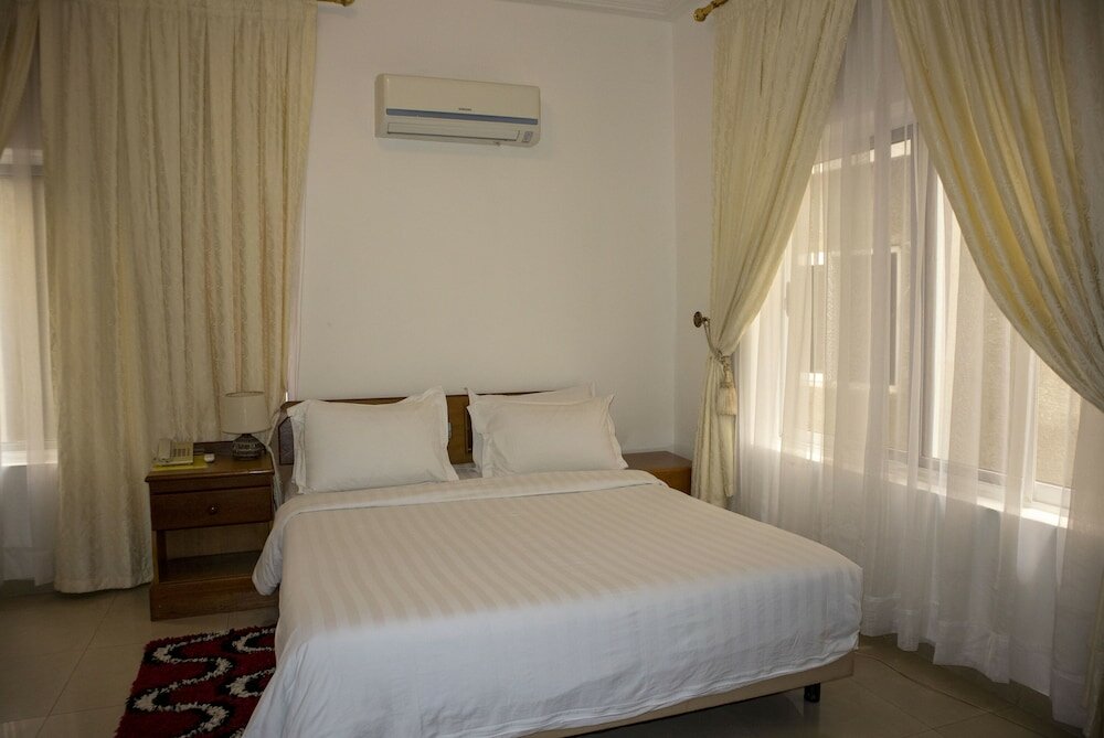 Фото His Majesty's Hotel and Apartments