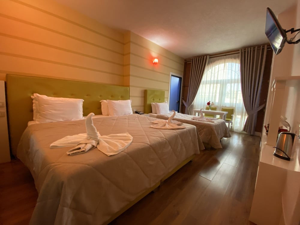 Фото The Red Bricks Hotel