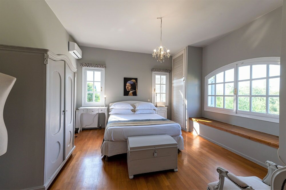 Фото Serene Seaside Bliss - Lush & Secluded Garden Oasis