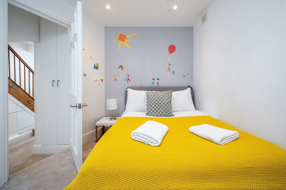 Фото Altido Elegant 4 Br House W/Deskspace, Moments From Angel