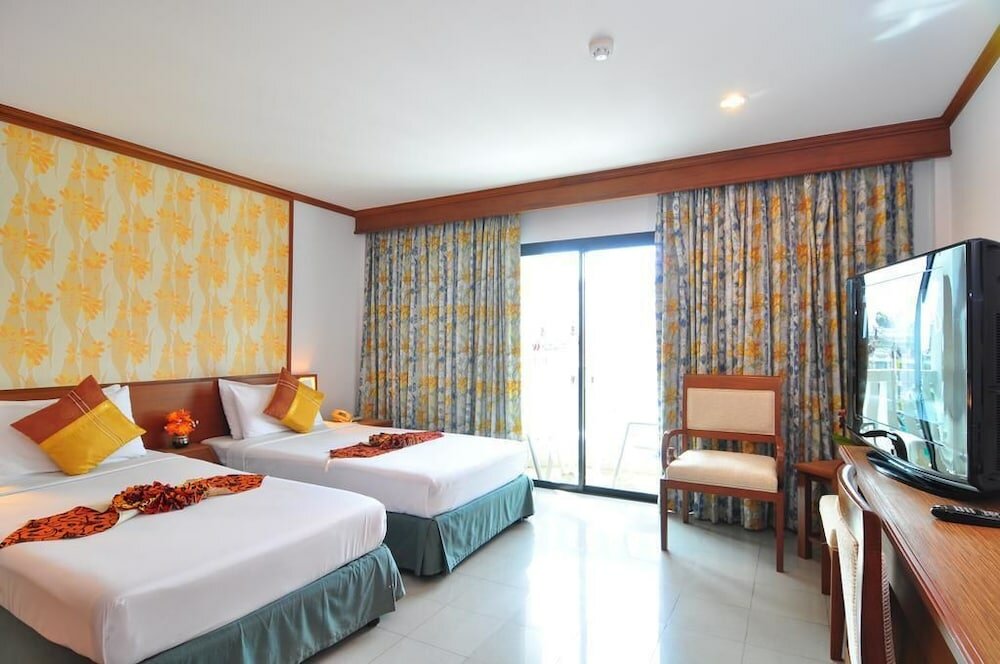 Фото Rattana Karon Beach Hotel