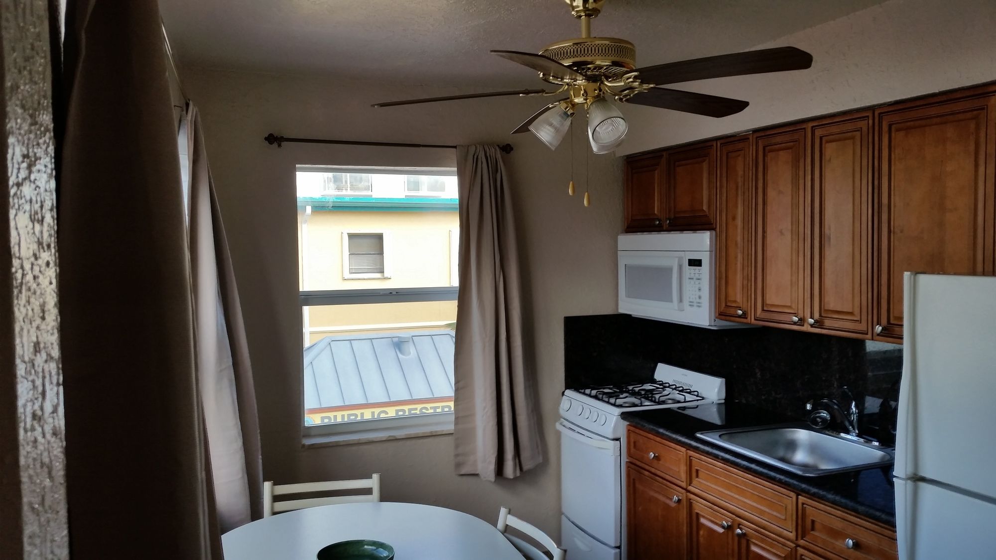 Фото Hollywood Beach Resort- Beautiful Large Studio