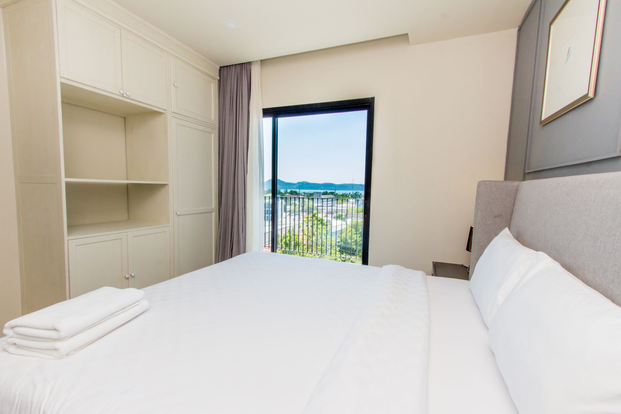 Фото Dlux Condominium