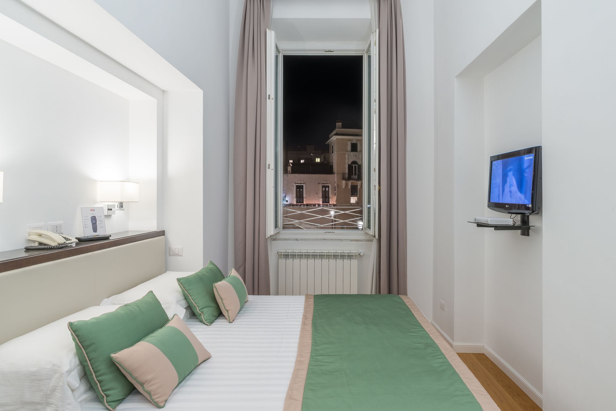 Фото Les Diamants Spanish Steps Suite
