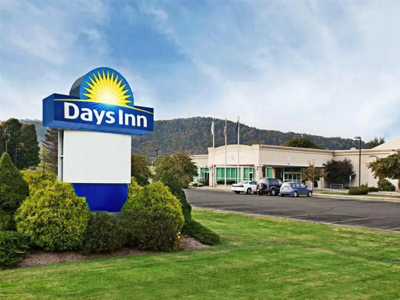 Фото Days Inn by Wyndham Warren