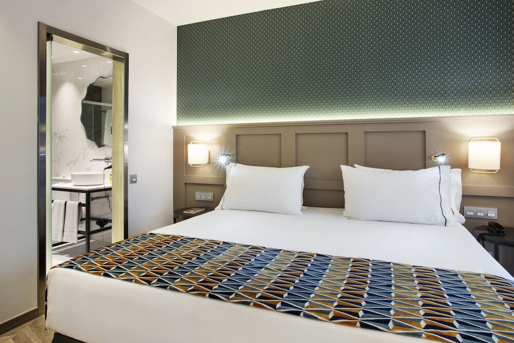 Фото Eurostars Puerta Real Hotel