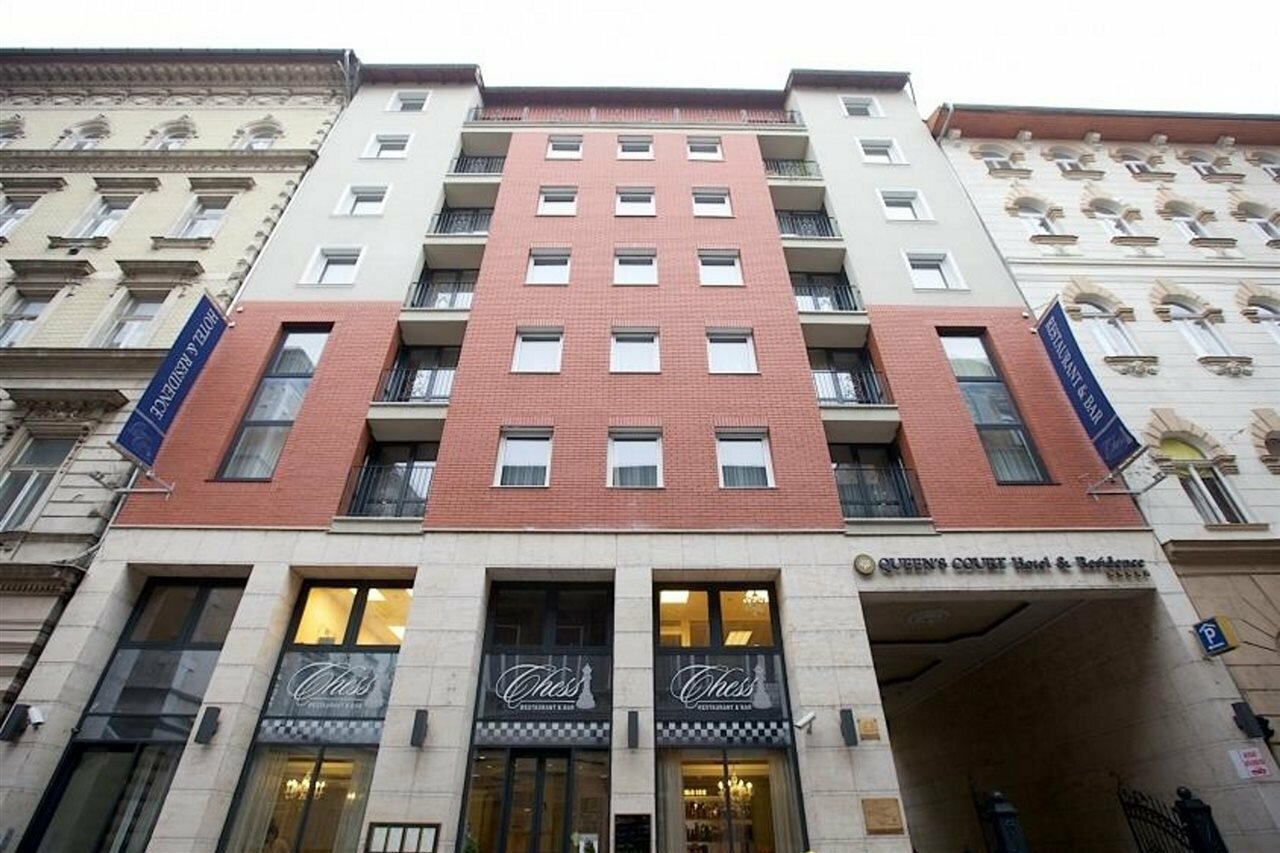 Фото Queen's Court Hotel & Residence