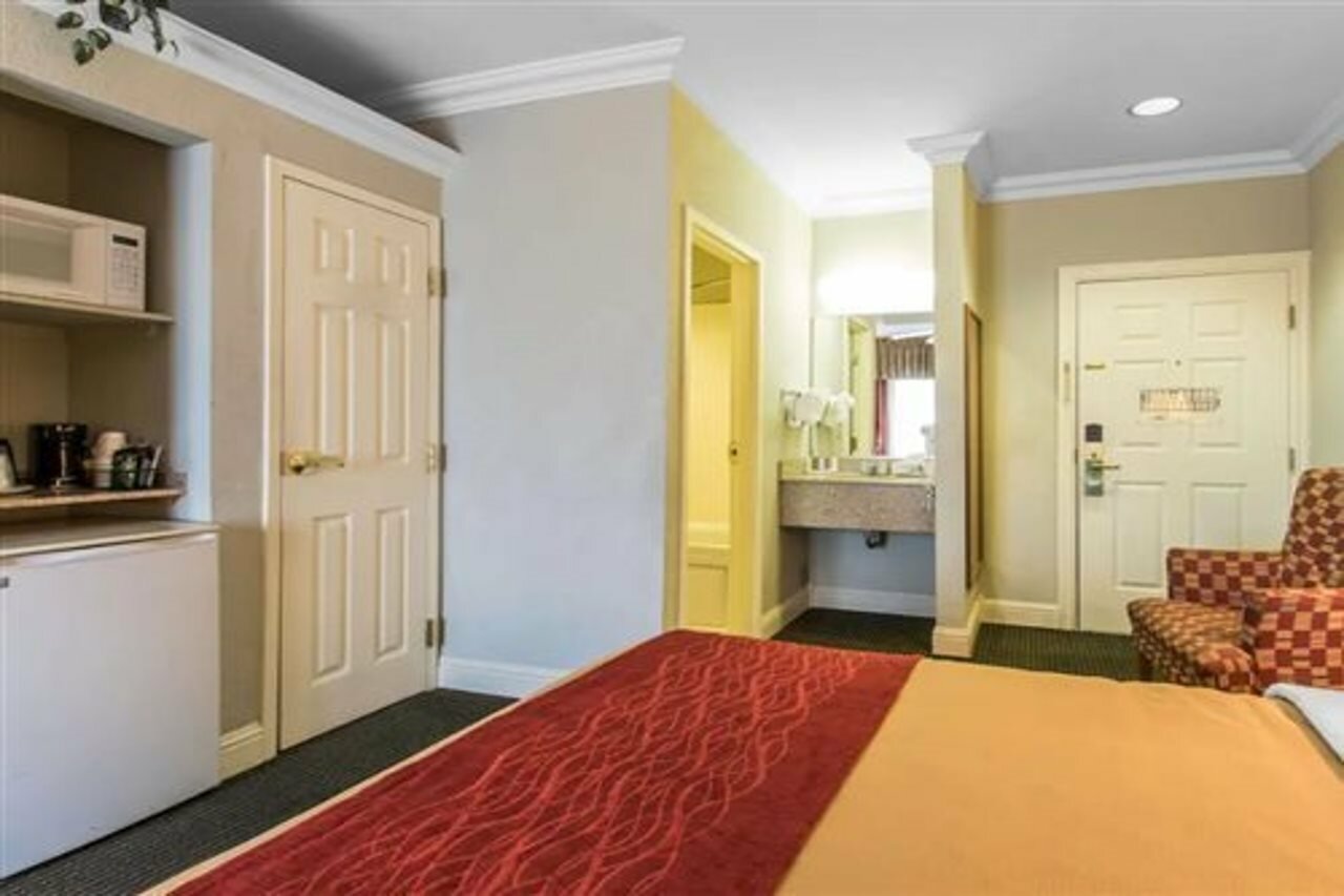 Фото Comfort Inn at Northwest Expressway