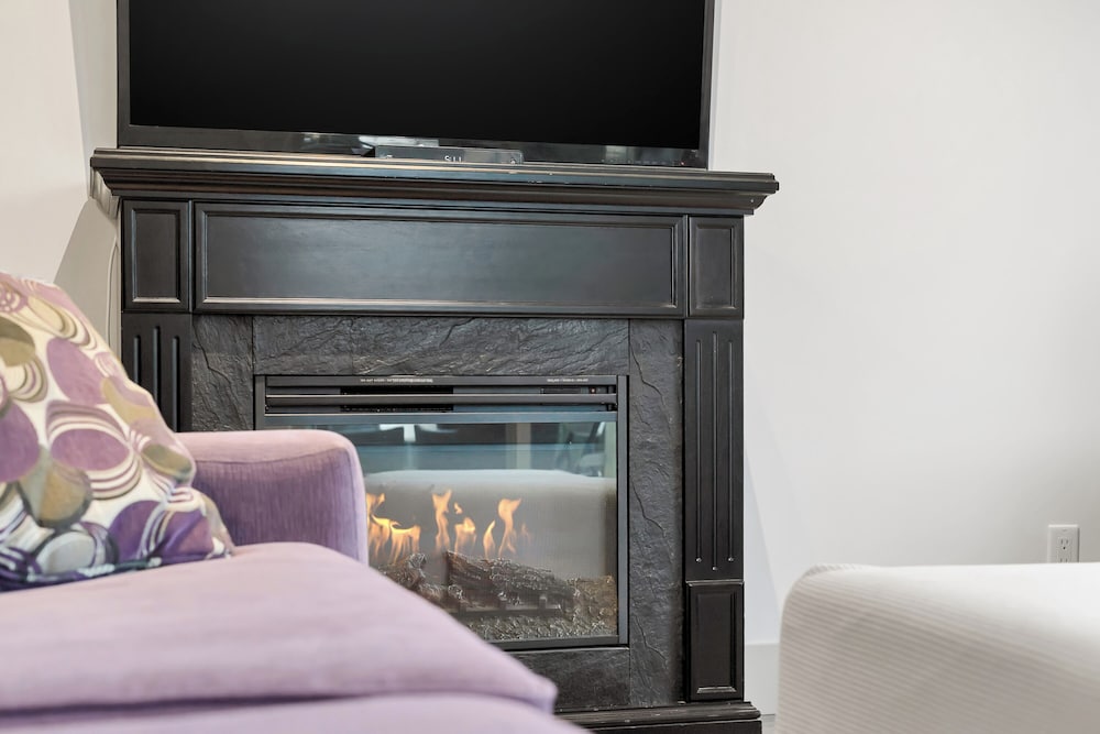 Фото Elevated Escapes 2br Suite Overlooking Lake