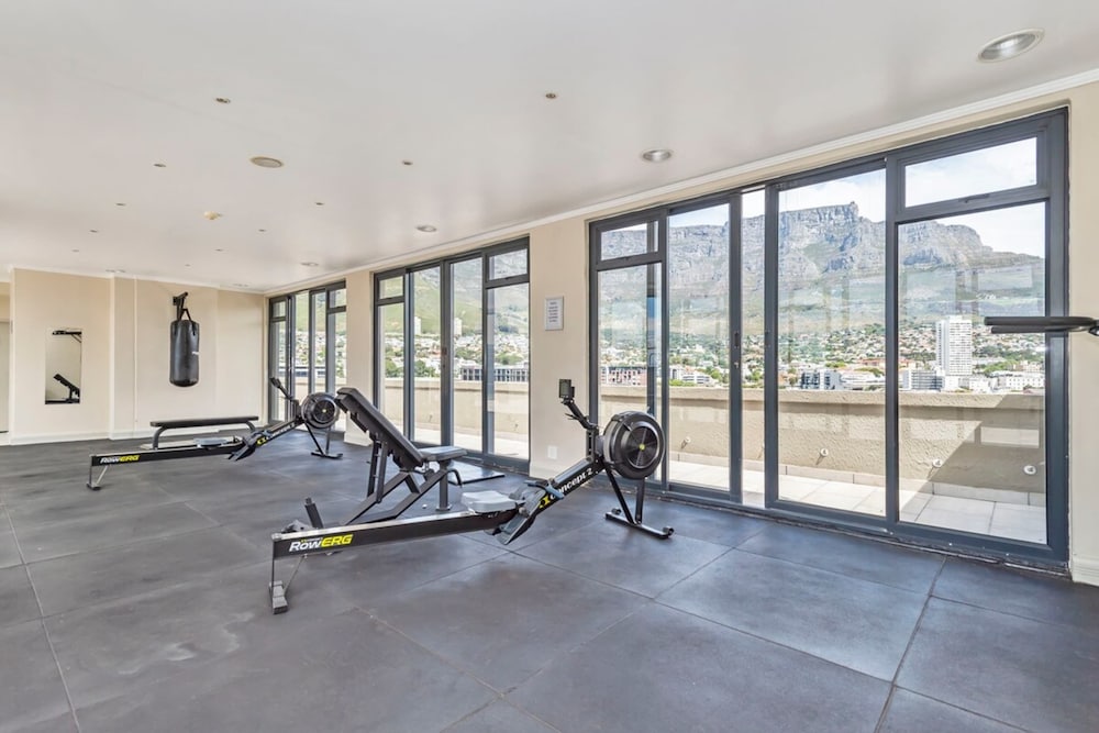 Фото Bright Studio Apartment w Stunning Roof-top Pool