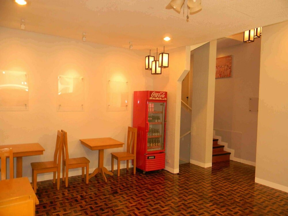 Фото Tr3ats Guest House Bohol - Hostel