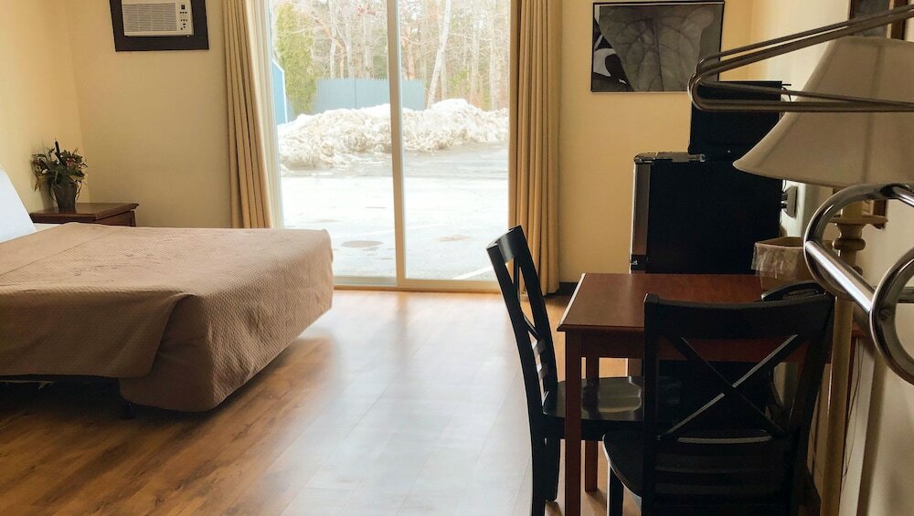 Фото Colonial Inn Ellsworth