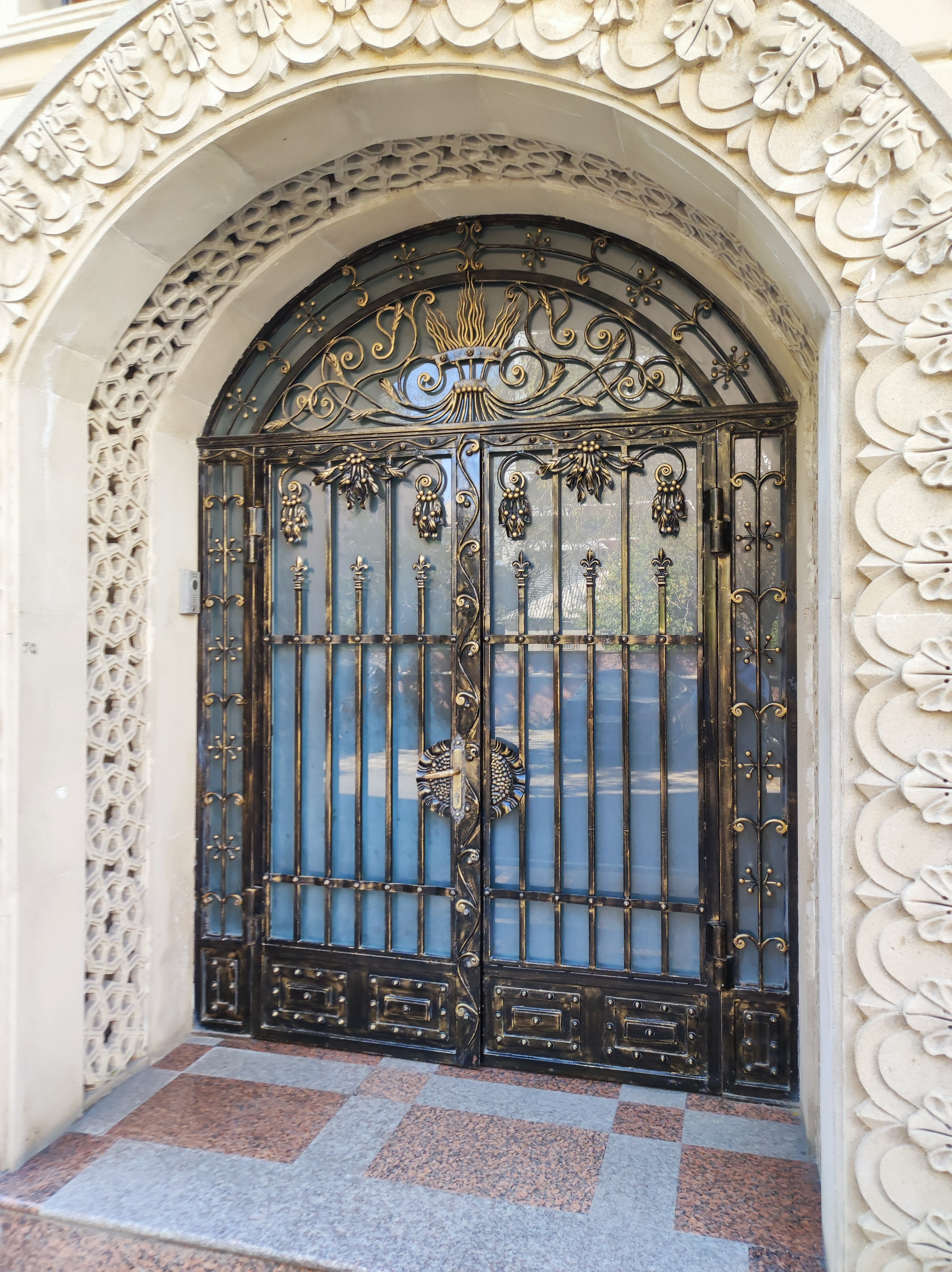 Фото East Legend