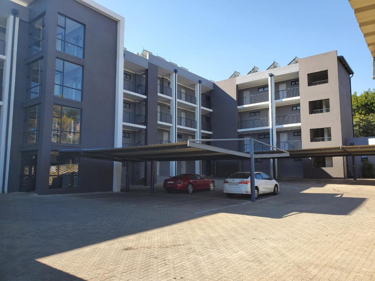 Фото Odyssey Luxury Apartments