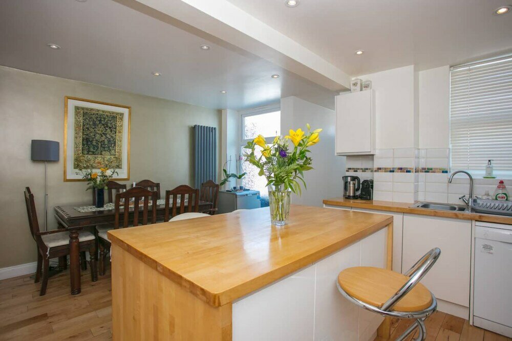 Фото Stunning 3 Bedroom House With Garden in Battersea