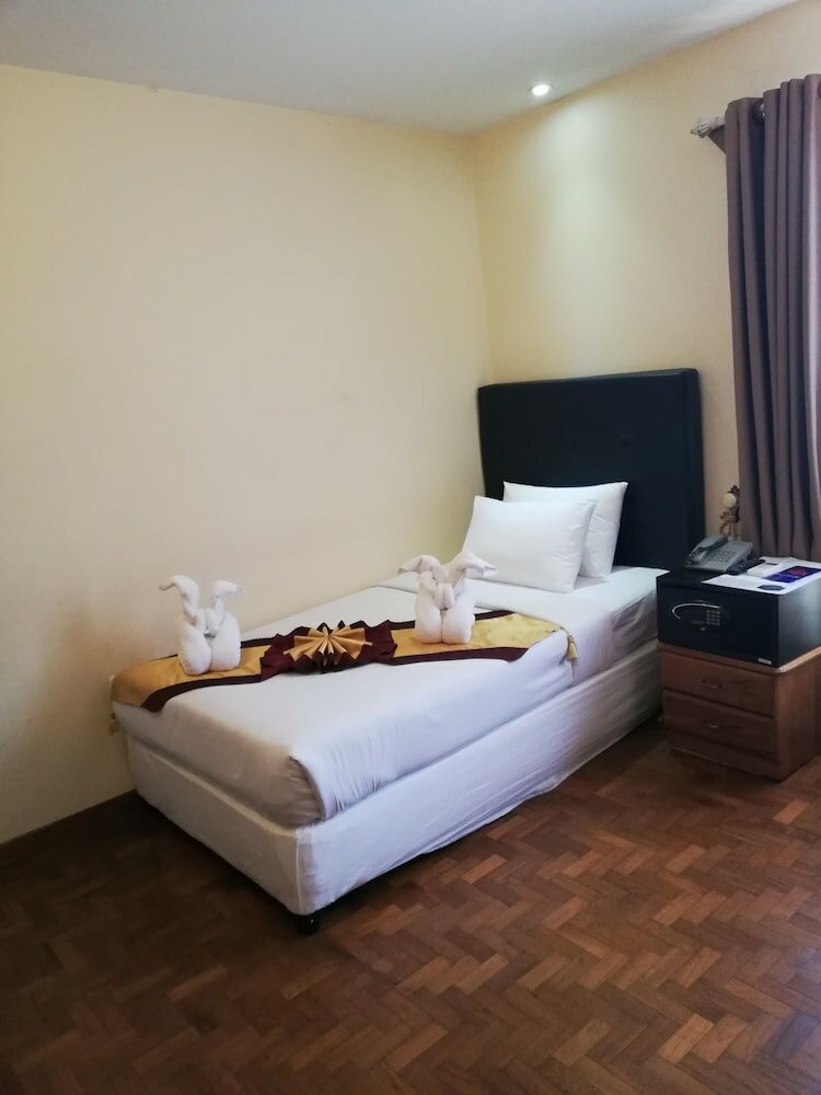 Фото Queen's Park Hotel