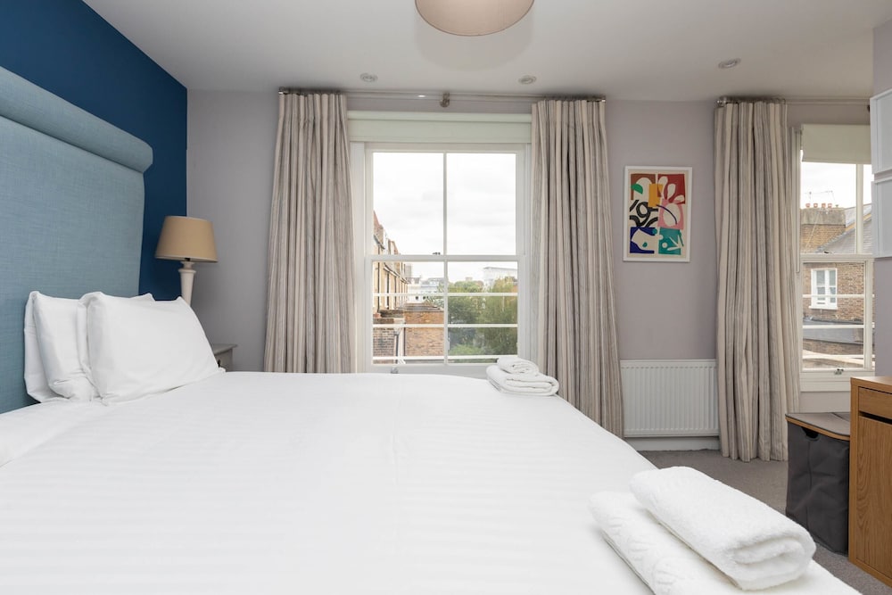 Фото Spacious 3 Bedroom in Notting Hill With Balcony
