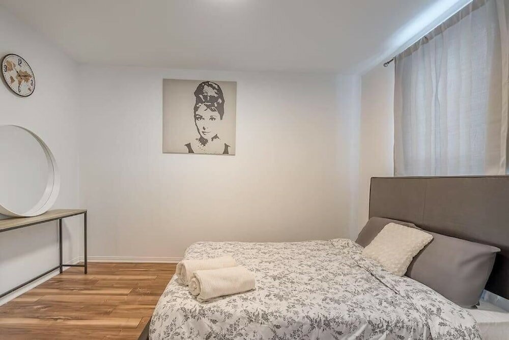 Фото Modest 4BedR Apt 5mins to ParcLaFontaine