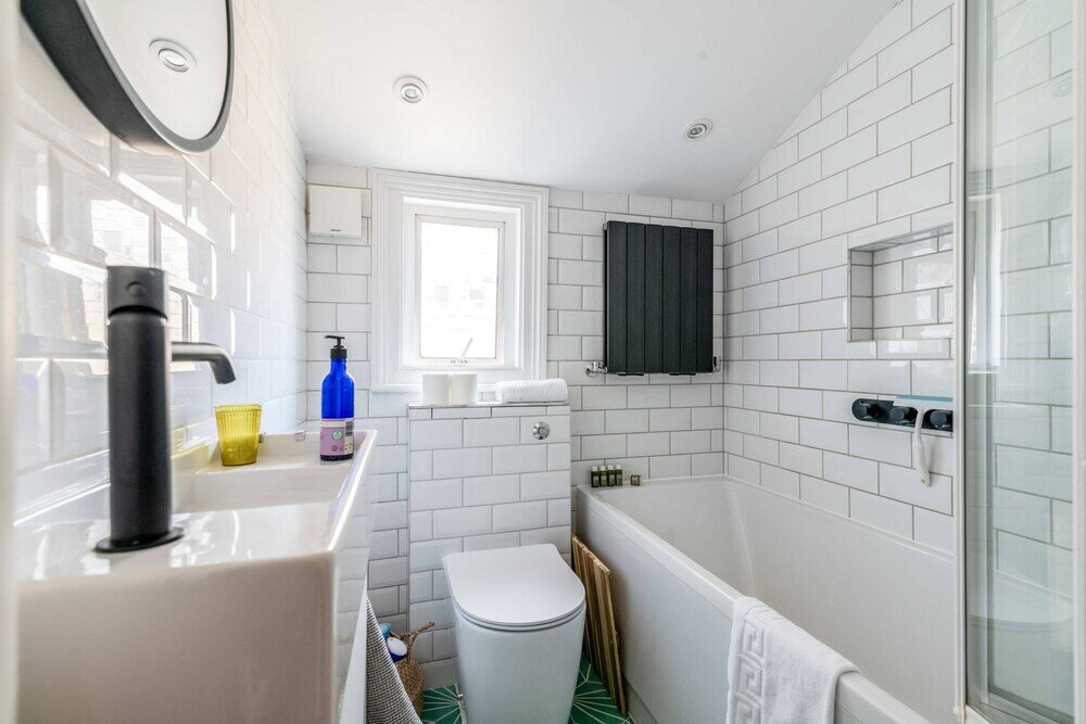 Фото Ealing's Cozy Garden Retreat