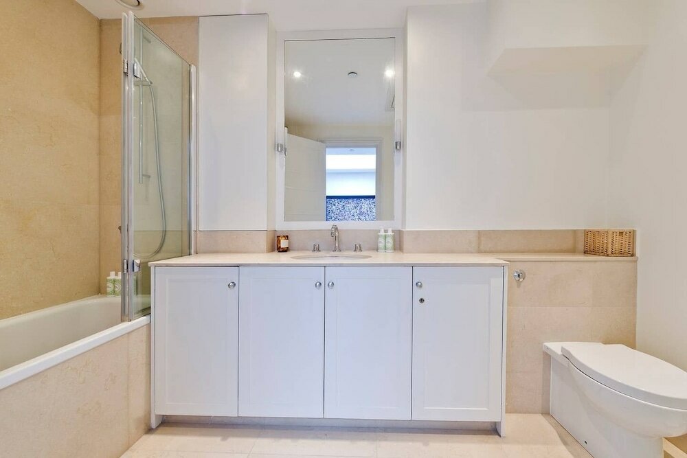 Фото Spacious & Tasteful 4-bed House in Holland Park