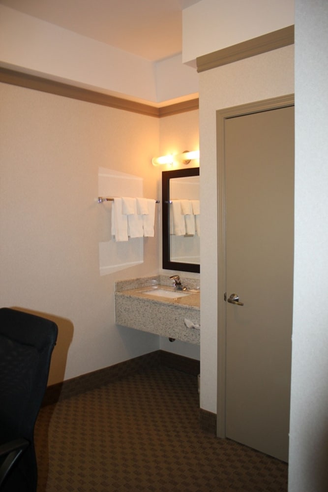 Фото Ramada by Wyndham Edmonton South