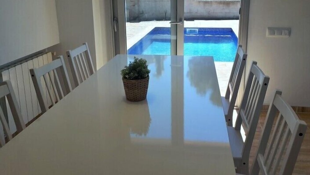 Фото Chalet con piscina y vistas a 10min de la playa de Blanes