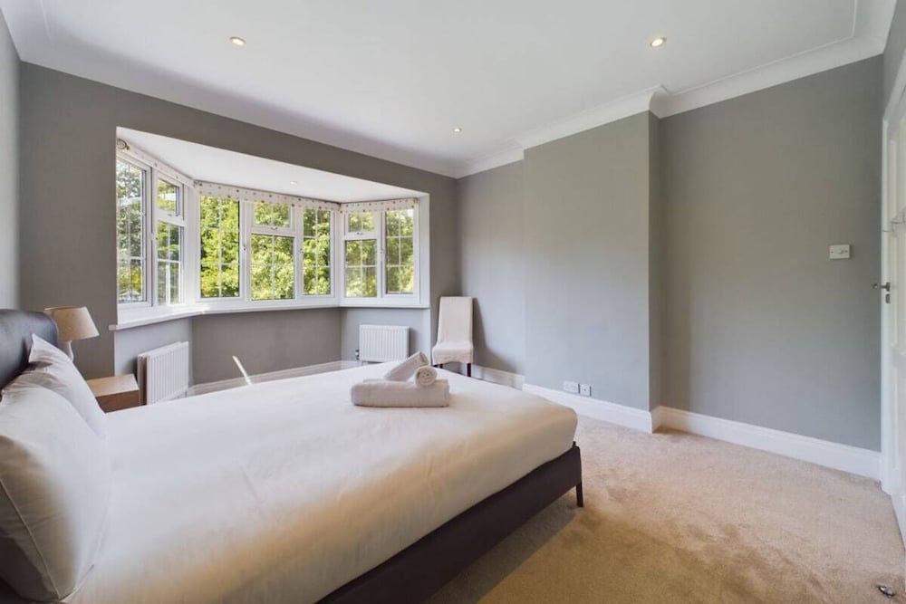Фото The Richmond Park Hideaway - Cozy 5bdr House With Garden + Rooftop Terrace