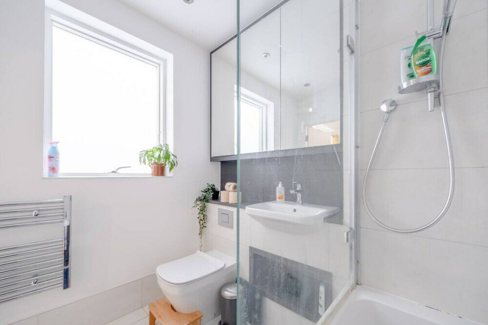 Фото Bright 2 Bedroom Maisonette Near Stratford