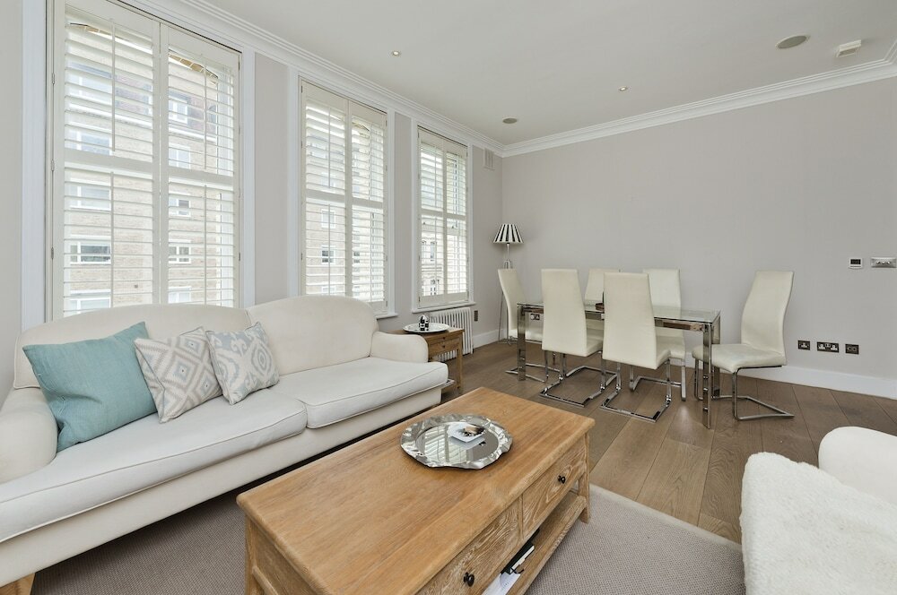 Фото Immaculate two Bedroom Apartment in Chelsea by Underthedoormat