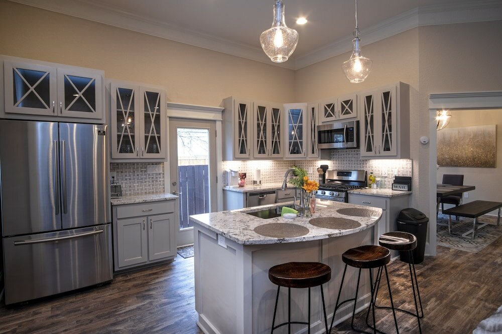 Фото Brand New Large Impressive House Near Downtown!