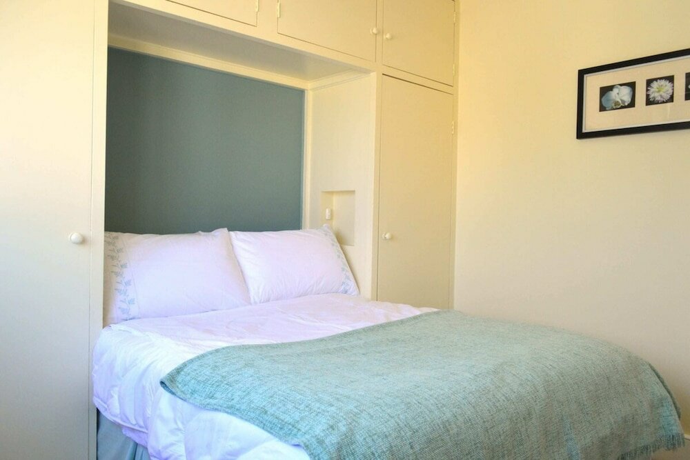 Фото Lovely Top Floor Flat in Leafy Fulham