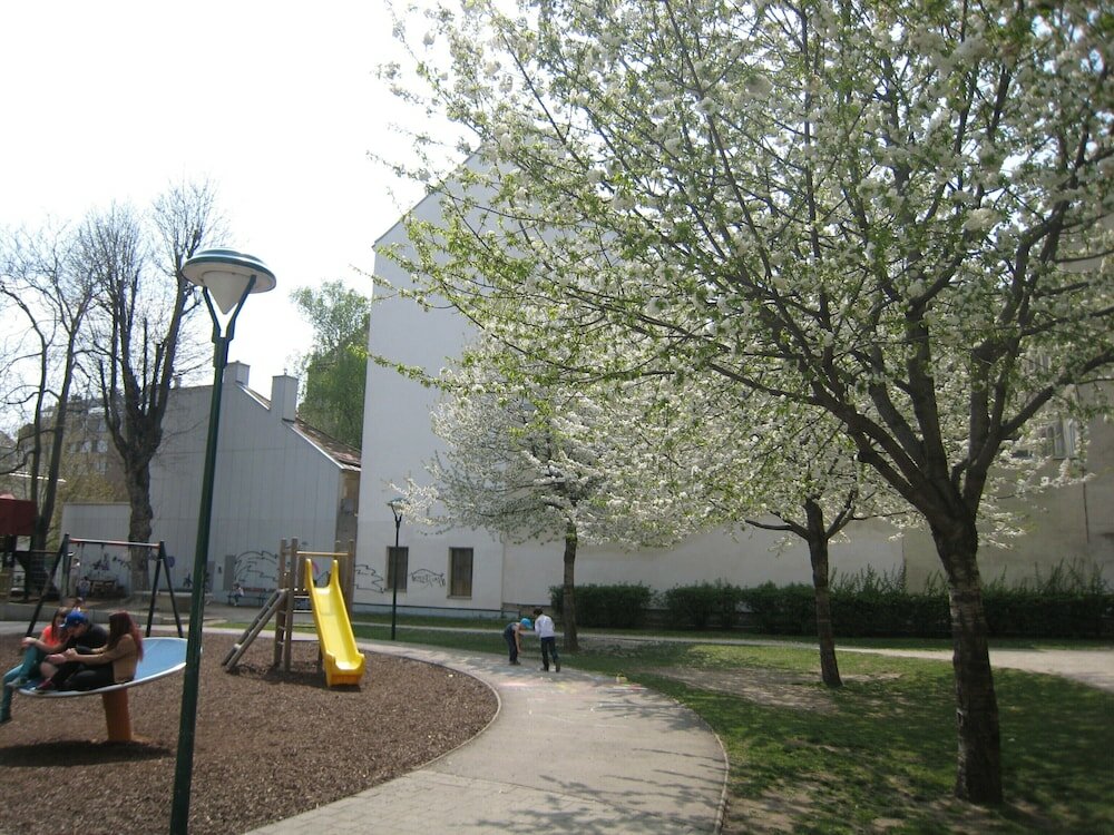 Фото Westend City Hostel GmbH