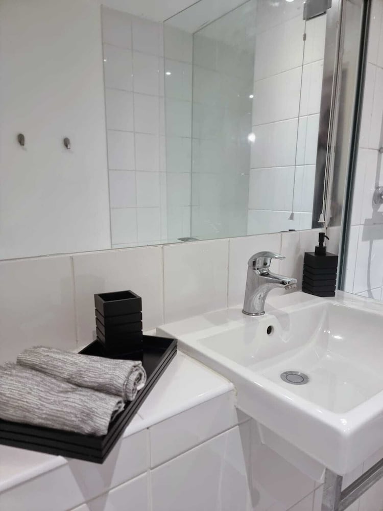 Фото London City Stays - Modern 2 Bedroom Apartment With Free Parking And Gym Access
