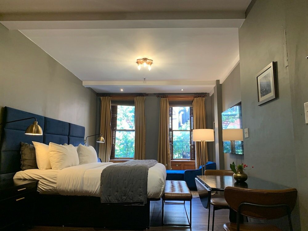 Фото The Historic Blue Moon Hotel - Nyc