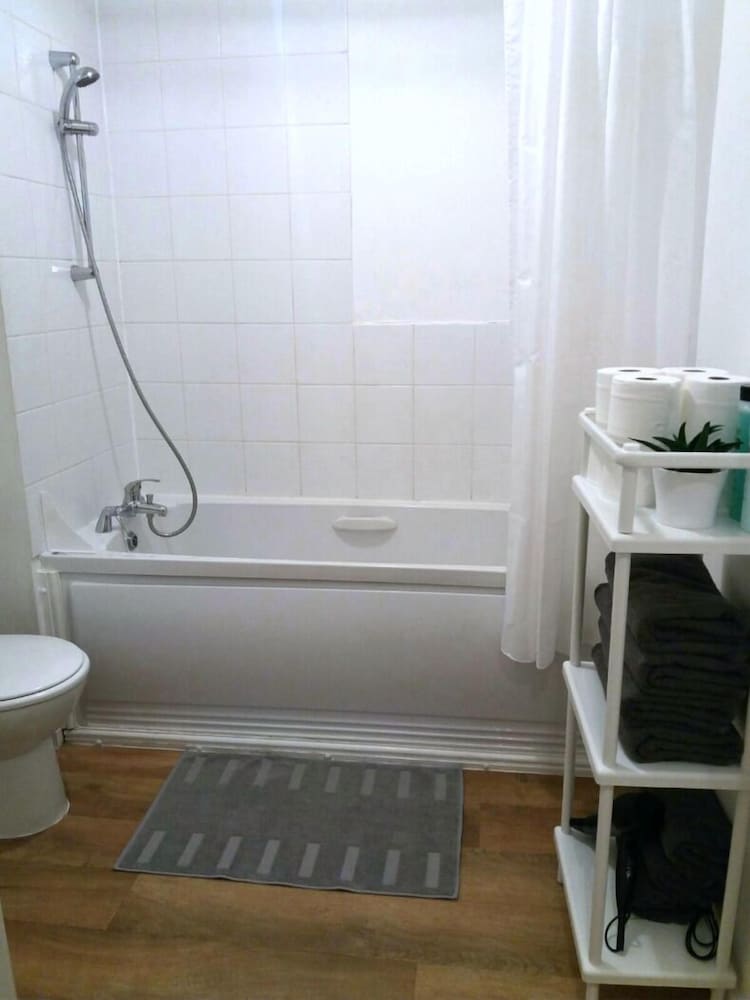 Фото Bright & Modern 2br Apartment Parking