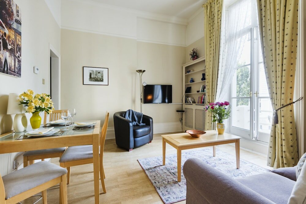 Фото Charming Victoria Home close to Buckingham Palace